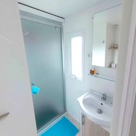 Dom wakacyjny Confortable A Avec Piscine Partagee