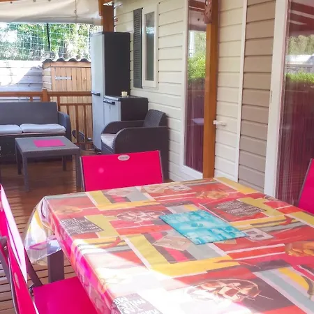 Vakantiehuis Confortable A Avec Piscine Partagee *