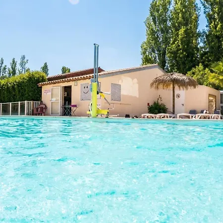 Vakantiehuis Confortable A Avec Piscine Partagee *